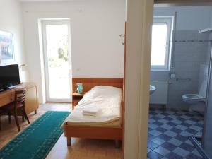 A bathroom at Pension Kappel