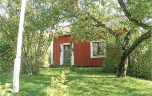 A garden outside Lovely Home In Trans With Kitchen