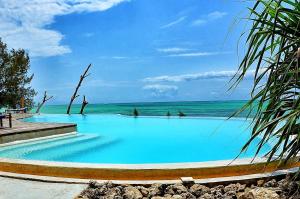 Der Swimmingpool an oder in der Nähe von Pongwe Beach Hotel