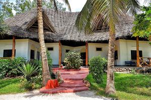 Ein Garten an der Unterkunft Pongwe Beach Hotel