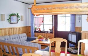 uma sala de estar com um sofá e uma mesa em Gorgeous Home In Slen With Kitchen em Sälen