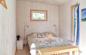 オーフスにあるStunning Home In hus With 4 Bedroomsのベッドルーム1室(ベッド1台、テーブル、窓付)