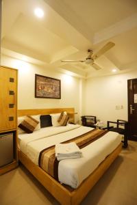 1 dormitorio con 1 cama grande y techo en Hotel Maya 'NEW DELHI', en Nueva Delhi