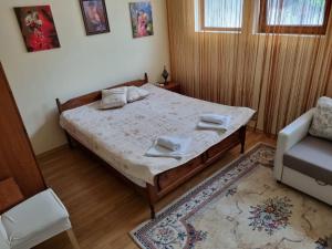 A bed or beds in a room at Villa Vladi Balchik