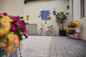 un vélo garé à côté d'un mur avec un panneau dans l'établissement La Conac Resort, 