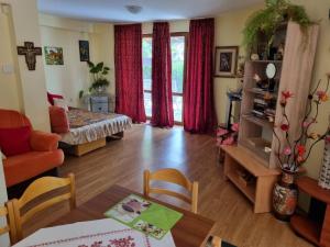 A bed or beds in a room at Villa Vladi Balchik