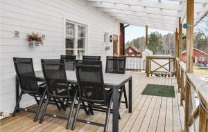 einen schwarzen Tisch und Stühle auf einer Terrasse in der Unterkunft 2 Bedroom Beautiful Home In Gunnarskog in Gunnarskog