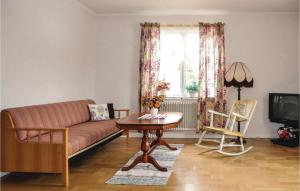 ein Wohnzimmer mit einem Sofa und einem Tisch in der Unterkunft 2 Bedroom Beautiful Home In Gunnarskog in Gunnarskog