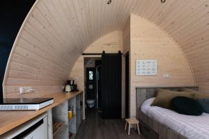 Cette chambre comprend un lit et un lavabo. dans l'établissement Boomhuis met optioneel wellness - Vakantiepark de Schreiershoek, à Dokkum