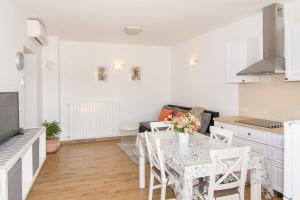 Kuchnia lub aneks kuchenny w obiekcie Apartment Bruneta 2 with Terrace
