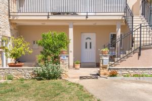 dom z białymi drzwiami i schodami w obiekcie Apartment Bruneta 2 with Terrace w mieście Vabriga