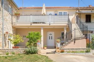 dom ze schodami i balkonem w obiekcie Apartment Bruneta 2 with Terrace w mieście Vabriga