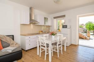 Kuchnia lub aneks kuchenny w obiekcie Apartment Bruneta 2 with Terrace