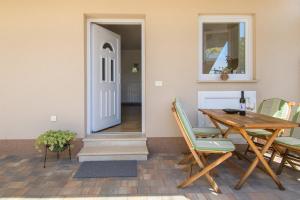 jadalnia ze stołem i krzesłami w obiekcie Apartment Bruneta 2 with Terrace w mieście Vabriga +12 zdjęć