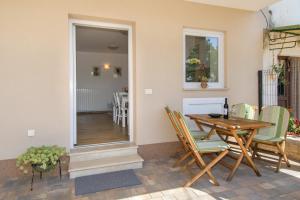 jadalnia z drewnianym stołem i krzesłami w obiekcie Apartment Bruneta 2 with Terrace w mieście Vabriga