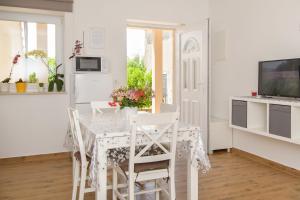 kuchnia i jadalnia ze stołem i krzesłami w obiekcie Apartment Bruneta 2 with Terrace w mieście Vabriga
