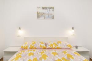 sypialnia z łóżkiem i dwiema poduszkami w obiekcie Apartment Bruneta 2 with Terrace w mieście Vabriga