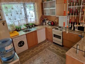 A kitchen or kitchenette at Villa Vladi Balchik