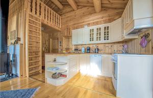 una cucina con elettrodomestici bianchi e pareti in legno di Hytte 19 a Ikornnes