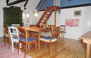 comedor con mesa de madera y sillas en Gorgeous Home In Skillinge With Sauna, en Skillinge