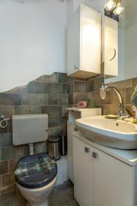 ブダペストにあるCentral Design Apartmentのバスルーム(トイレ、洗面台付)