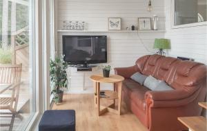 TV a/nebo společenská místnost v ubytování Awesome Home In Bodafors With Kitchen