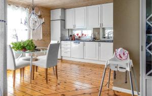 Ett kök eller pentry på Beautiful Home In Egersund With 4 Bedrooms And Wifi