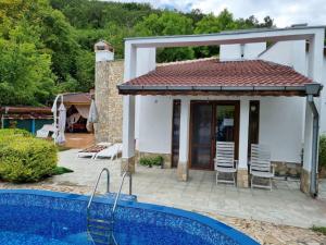 een villa met een zwembad en een huis bij Villa Vladi Balchik in Balchik