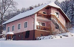 Una casa grande con nieve en el costado. en 2 Bedroom Nice Apartment In Schnbach, en Bärnkopf