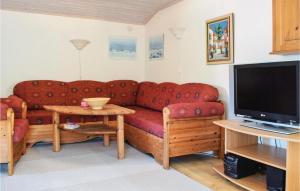 TV a/nebo společenská místnost v ubytování Gorgeous Home In Kpingsvik With Kitchen