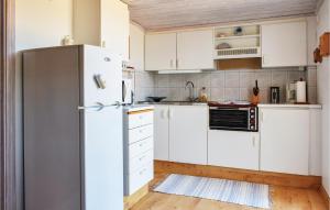 Kuchyň nebo kuchyňský kout v ubytování Gorgeous Home In Kpingsvik With Kitchen