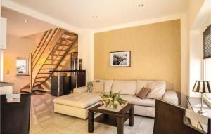 a living room with a couch and a table at Lovely Home In Pinnow With Kitchenette in Petersberg