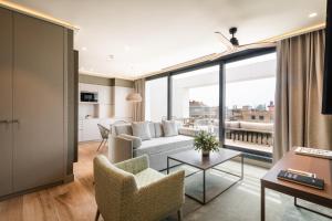 瓦伦西亚Apartamentos Core Suites Valencia的带沙发和大窗户的客厅