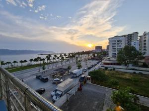 vistas a una calle de la ciudad con coches y un camión en Seascape Apartments Vlore, en Vlorë