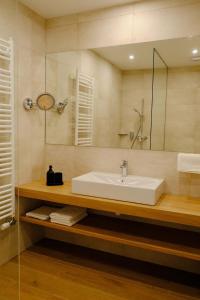 bagno con lavandino e specchio di KIRÁLY PARK HOTEL a Szombathely