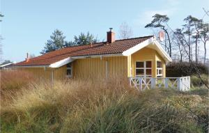 プリヴァルにあるFrische Brise 6 - Dorf 2の畑の小さな黄色い家
