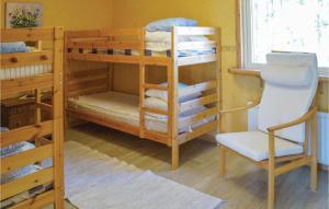 YngsjöにあるNice Home In Yngsj With 3 Bedroomsのベッドルーム1室(二段ベッド、椅子、デスク付)