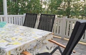 uma mesa e duas cadeiras sentadas num deque em Lovely Home In Gnosj With House Sea View em Nissafors