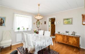 jadalnia ze stołem i żyrandolem w obiekcie Cozy Home In Vnersborg With Wifi w mieście Vänersborg