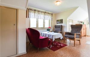 a dining room with a table and chairs and a window at Cozy Home In Vnersborg With Wifi in Vänersborg