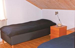 En eller flere senger på et rom på Gorgeous Home In Strngns With House Sea View