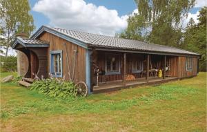 Casa de madera pequeña con porche grande en Beautiful Home In Frseke With House Sea View, en Fröseke