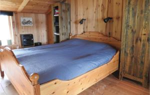 1 dormitorio con cama de madera en una cabaña en Beautiful Home In Frseke With House Sea View, en Fröseke