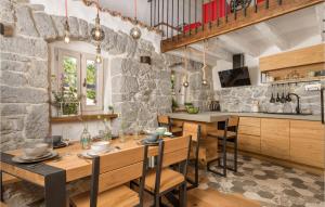 Un restaurant sau alt loc unde se poate mânca la Amazing Home In Mucici With Kitchen