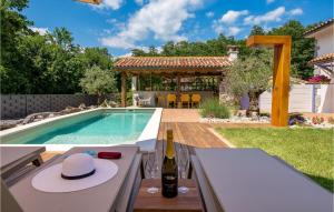 - Piscina con mesa y botella de vino en Amazing Home In Mucici With Kitchen, en Mučići
