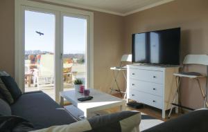 ein Wohnzimmer mit einem Sofa und einem TV auf einer Kommode in der Unterkunft Stunning Home In Lttorp With Wifi in Löttorp