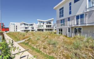 eine Reihe von Apartmentgebäuden am Strand in der Unterkunft Dünenvilla 1, Whg 2 in Travemünde