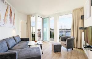 salon z kanapą i krzesłami oraz dużym oknem w obiekcie Nice Apartment In Lbeck Travemnde With Sauna w mieście Travemünde
