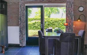 comedor con mesa y ventana en Amazing Home In Udenhout With House A Panoramic View, en Udenhout