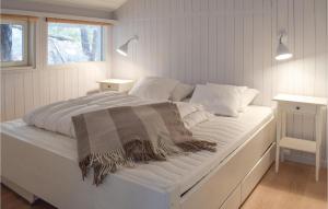 Llit o llits en una habitació de Cozy Home In Tvedestrand With Kitchen